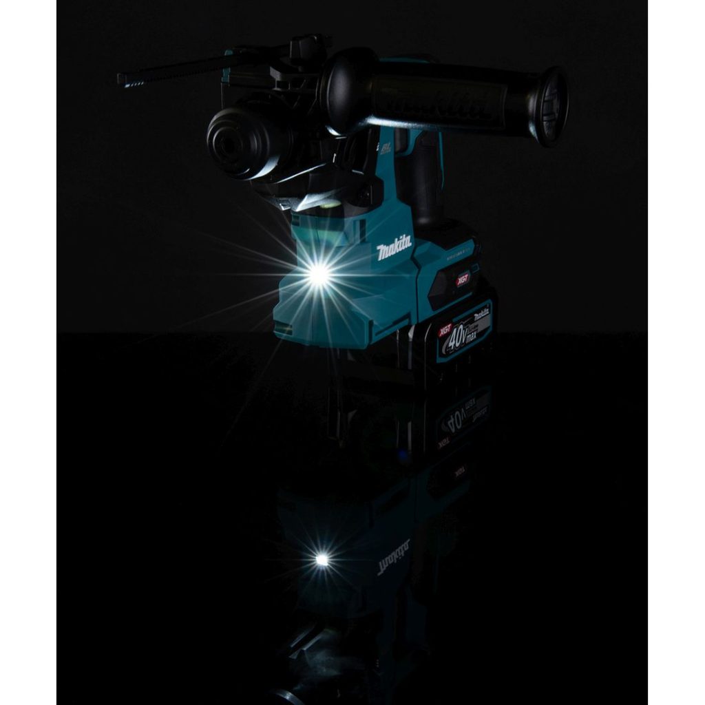MAKITA Poravasara XGT. Kuvassa Poravasara XGT pimeässä LED-valo päällä oikealta etuyläviistosta.