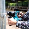 MAKITA Poravasara XGT. Kuvassa henkilö poraamassa reikää betoniseinään Poravasara XGT:n avulla.