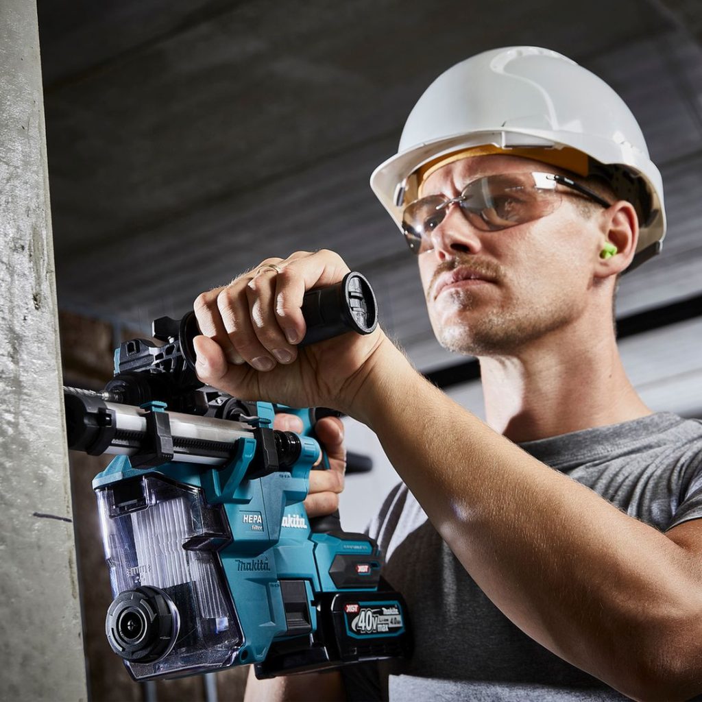 MAKITA Poravasara XGT. Kuvassa henkilö poraamassa reikää betoniseinään Poravasara XGT:n avulla.