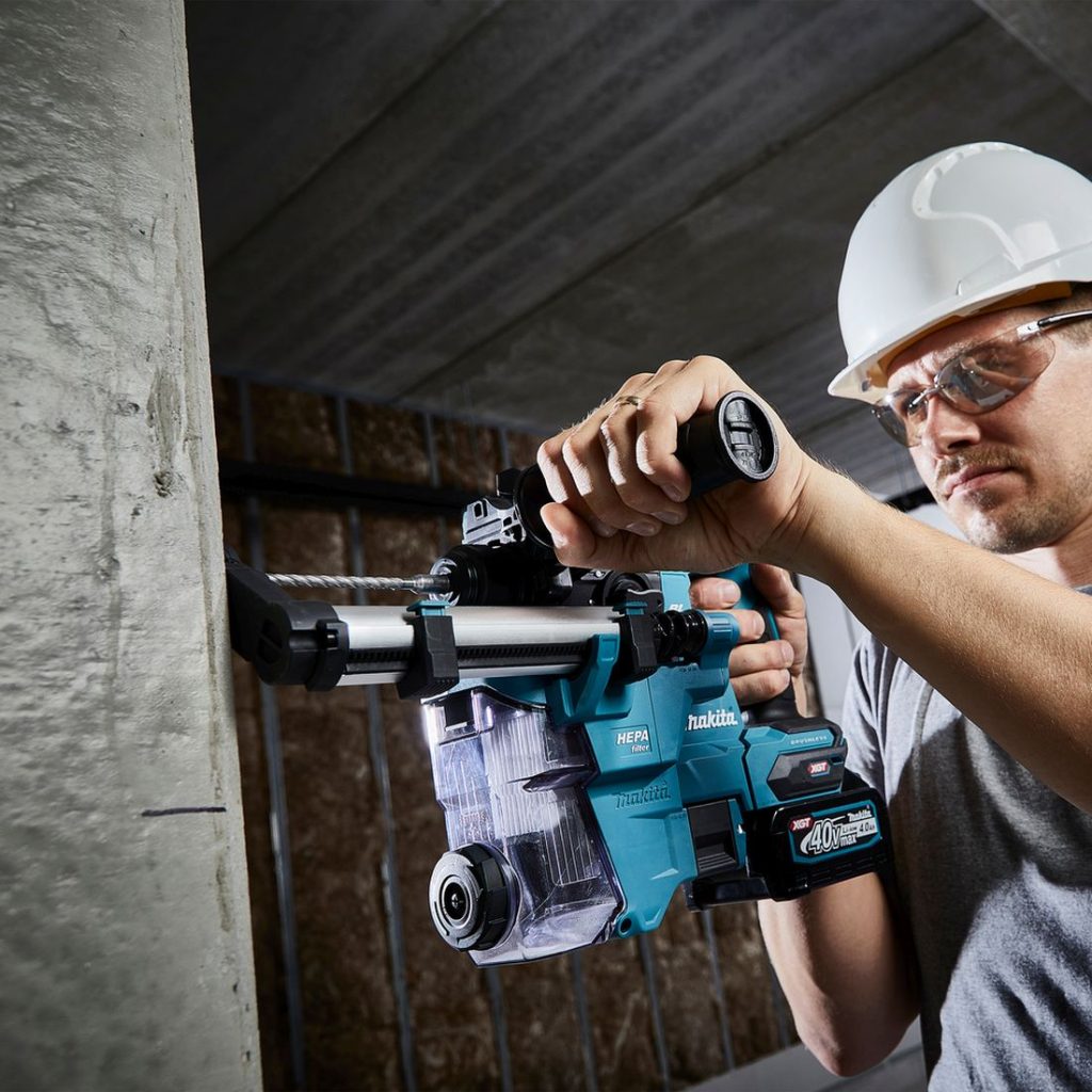 MAKITA Poravasara XGT. Kuvassa henkilö poraamassa reikää betoniseinään Poravasara XGT:n avulla.