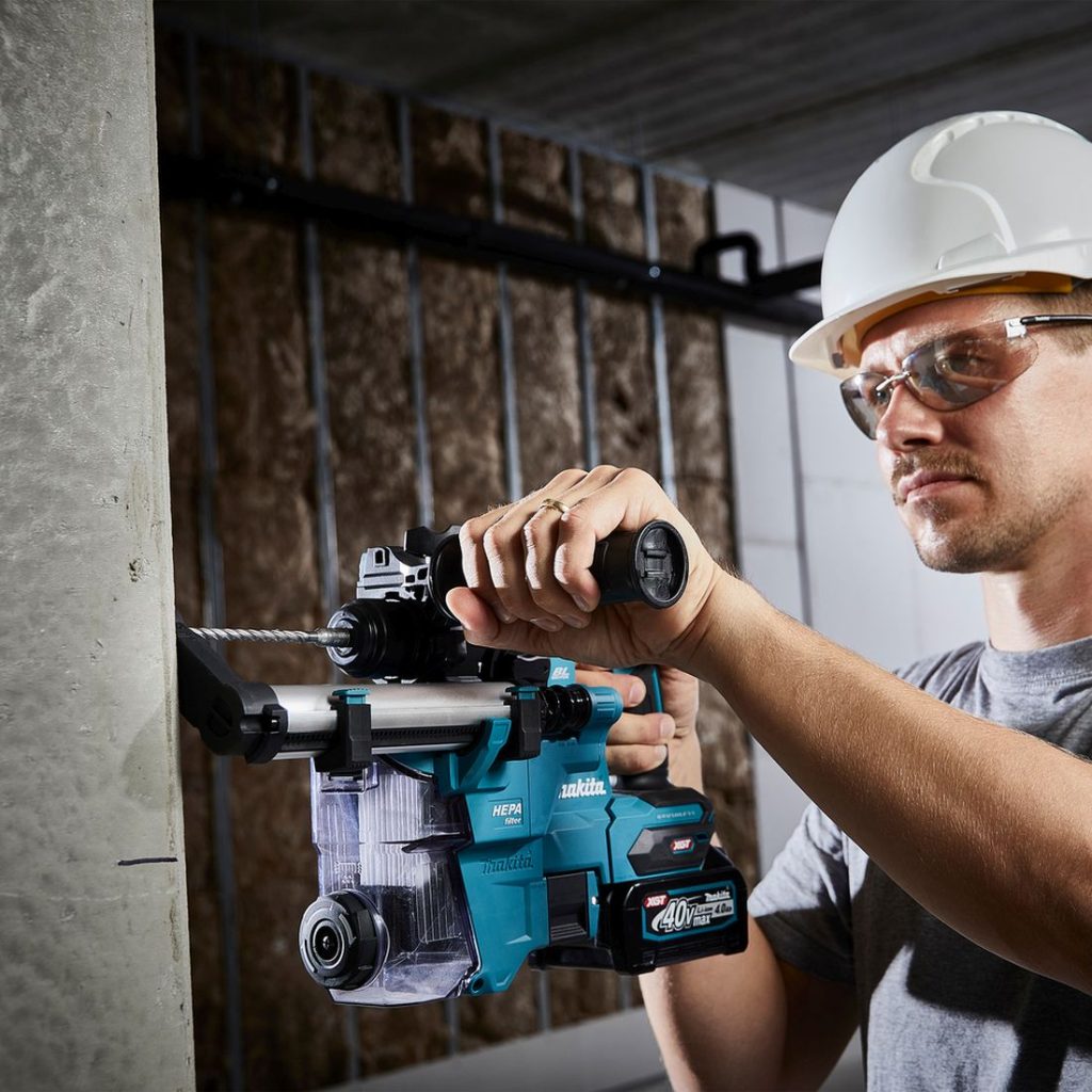 MAKITA Poravasara XGT. Kuvassa henkilö poraamassa reikää betoniseinään Poravasara XGT:n avulla.