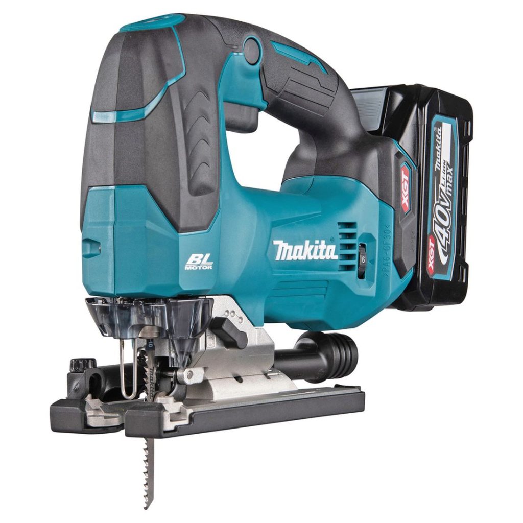MAKITA Pistosaha XGT. Kuvassa Pistosaha XGT oikealta etuviistosta.