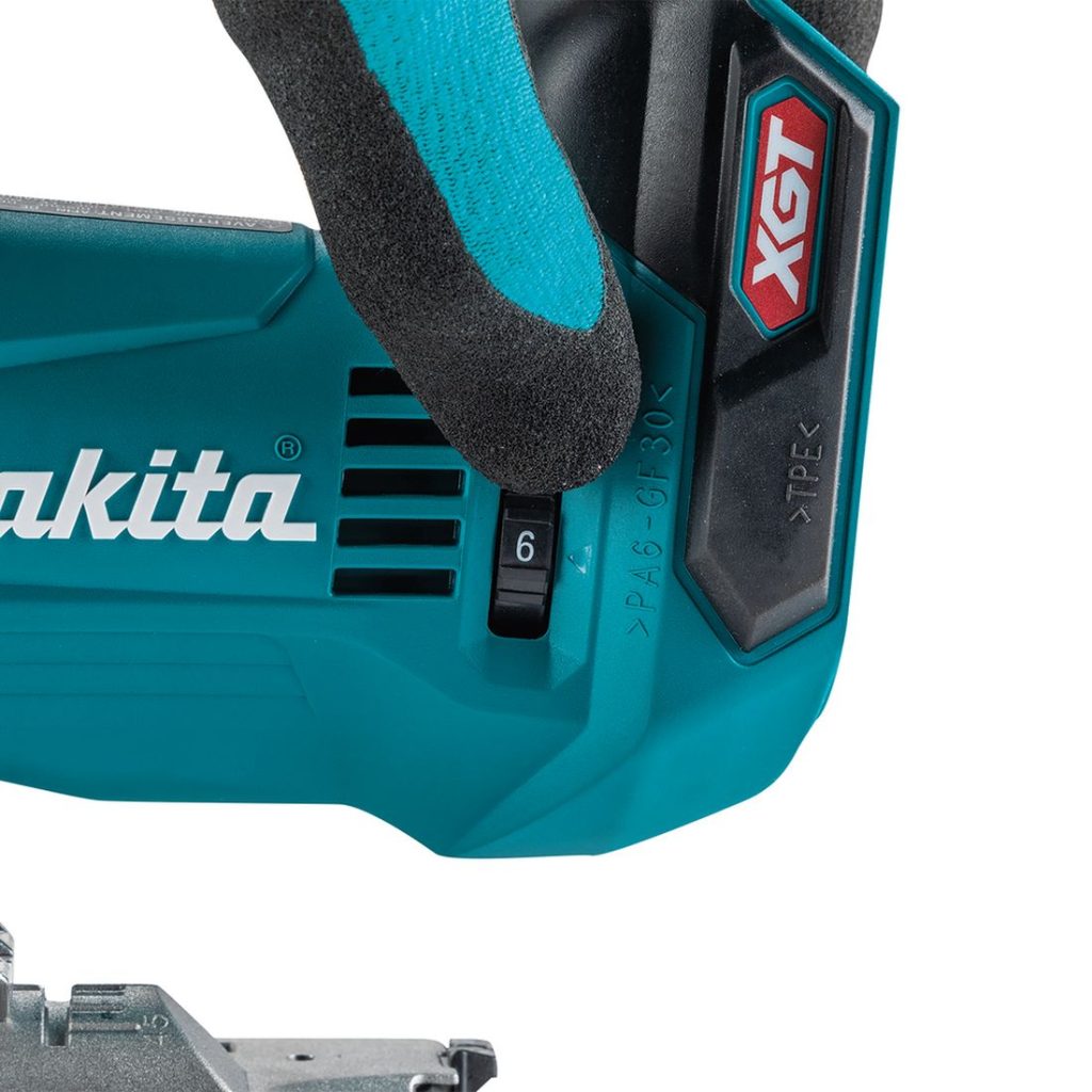 MAKITA Pistosaha XGT. Lähikuvassa Pistosaha XGT:n kierrosluvun säädin.