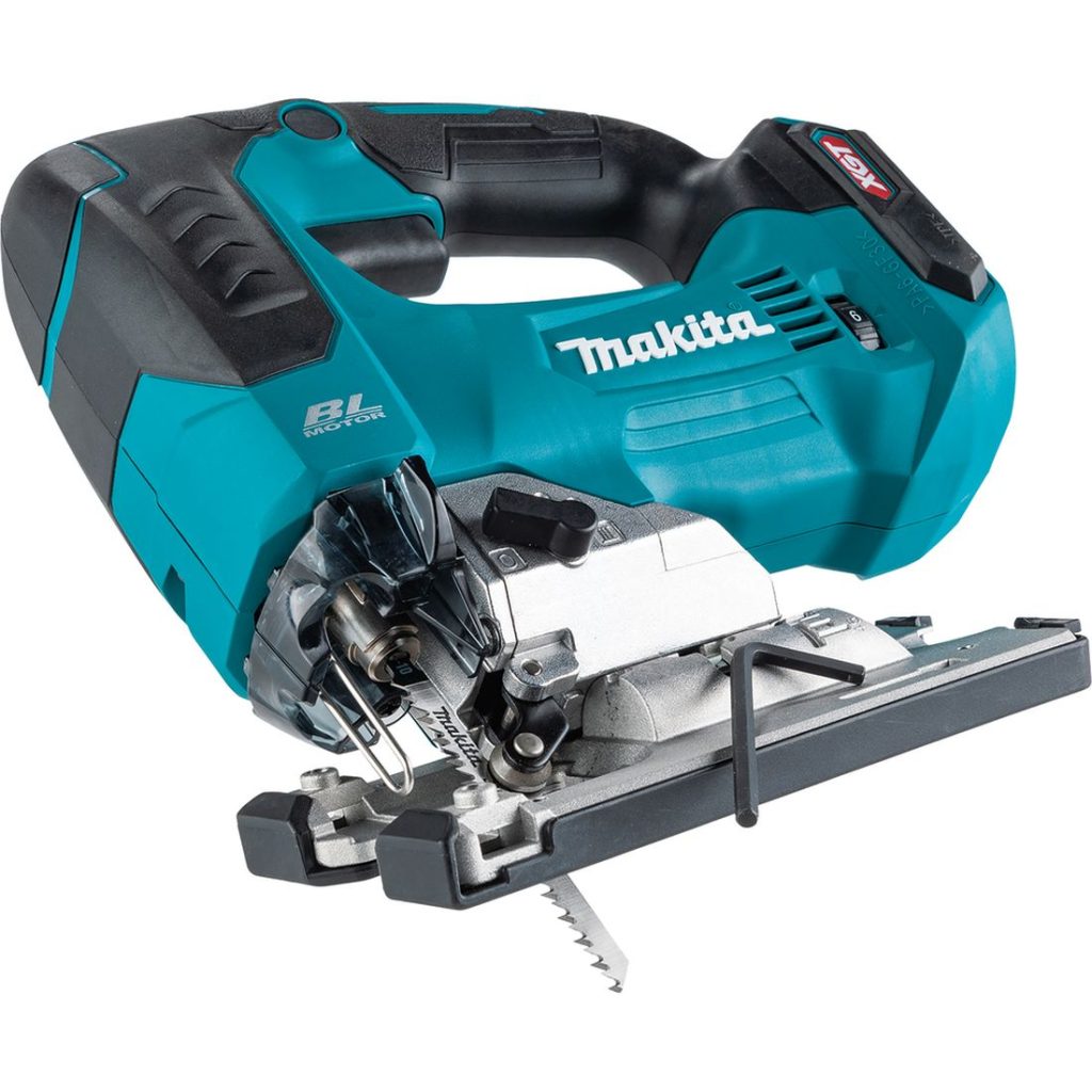 MAKITA Pistosaha XGT. Kuvassa Pistosaha XGT kallistettuna 45 asteen kulmaan oikealta etuyläviistosta.