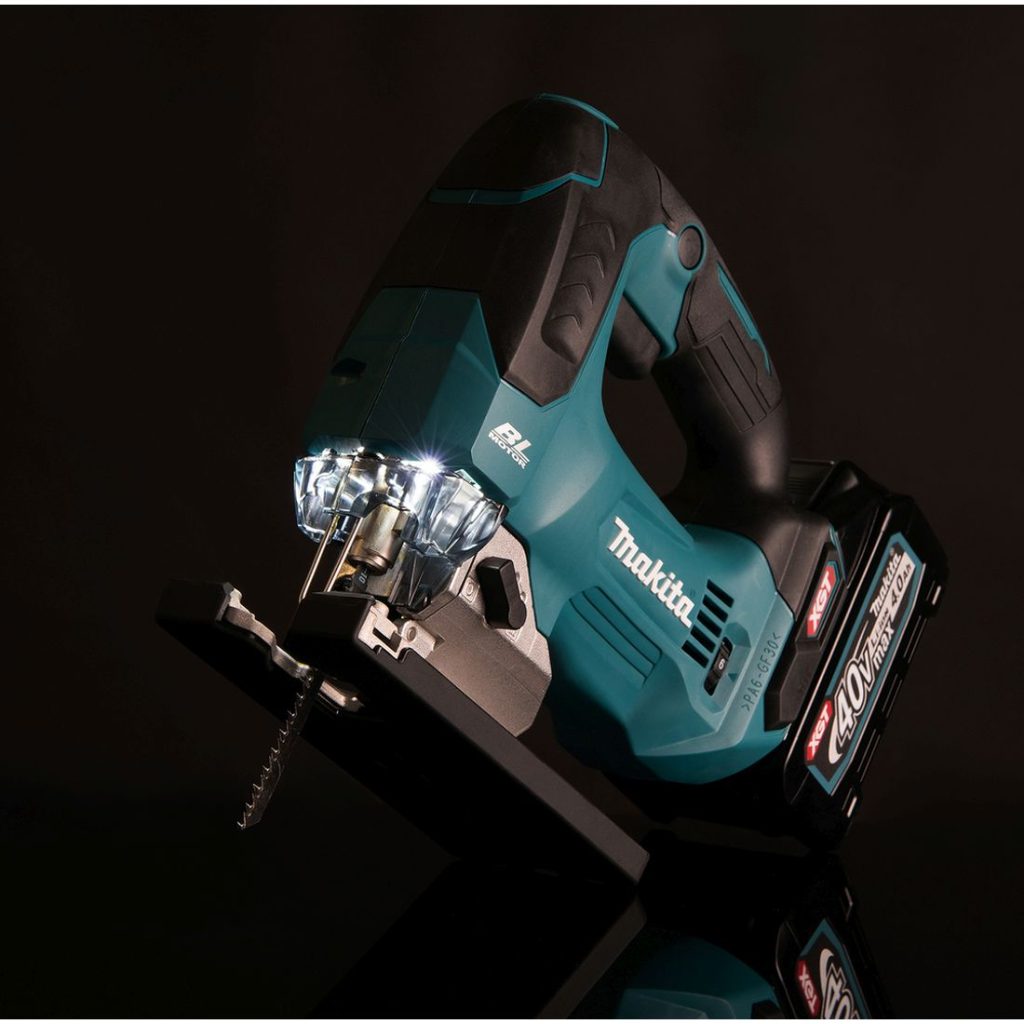 MAKITA Pistosaha XGT. Kuvassa Pistosaha XGT pimeässä LED-valo päällä oikealta etuviistosta.