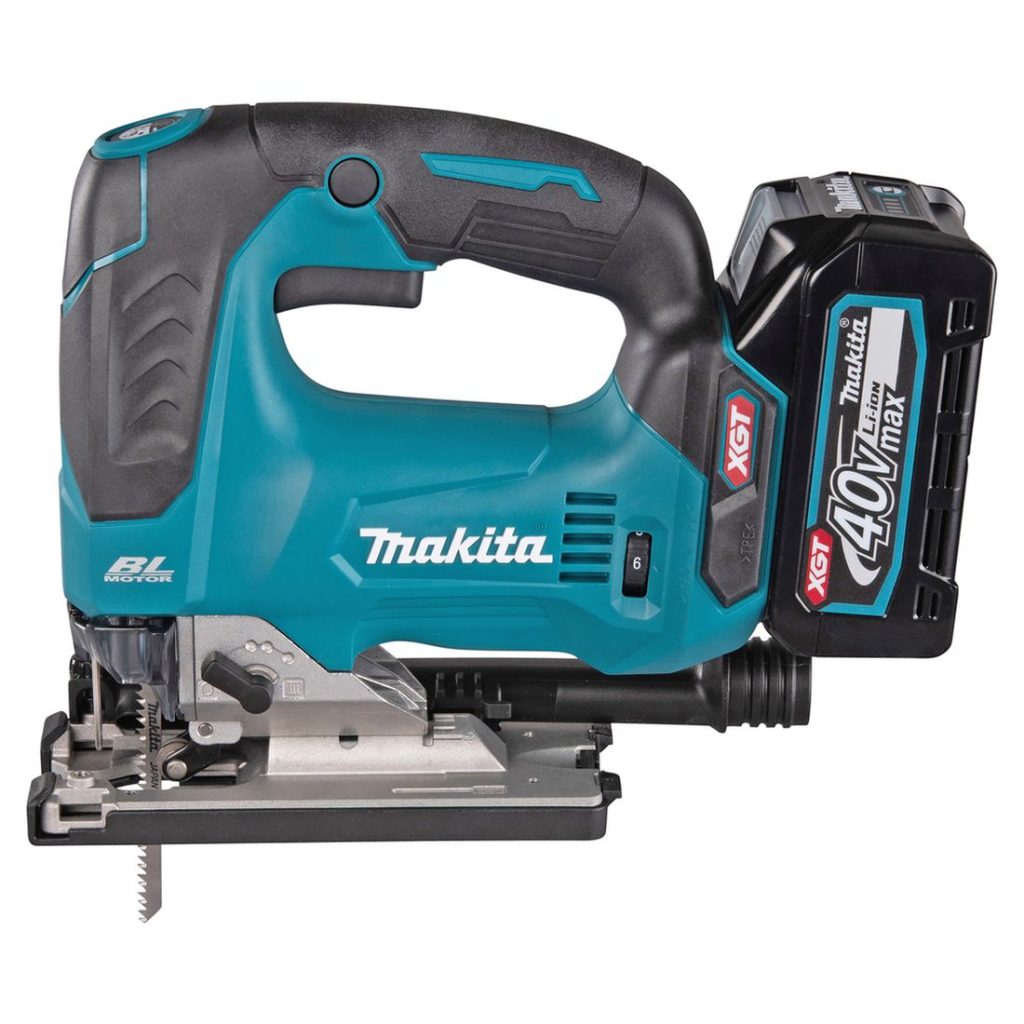 MAKITA Pistosaha XGT. Kuvassa Pistosaha XGT vasemmalta sivustapäin yläviistosta.