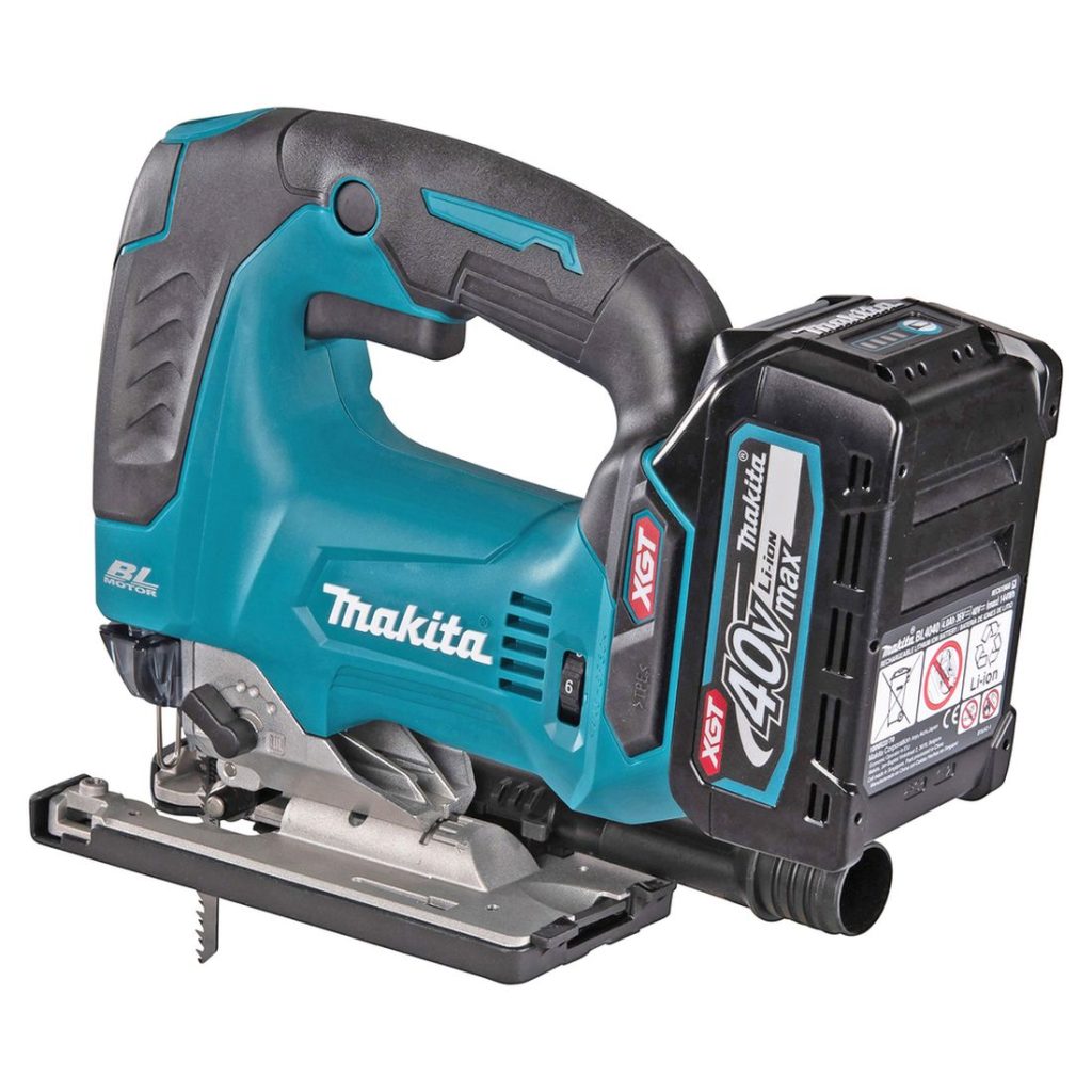 MAKITA Pistosaha XGT. Kuvassa Pistosaha XGT vasemmalta takayläviistosta.