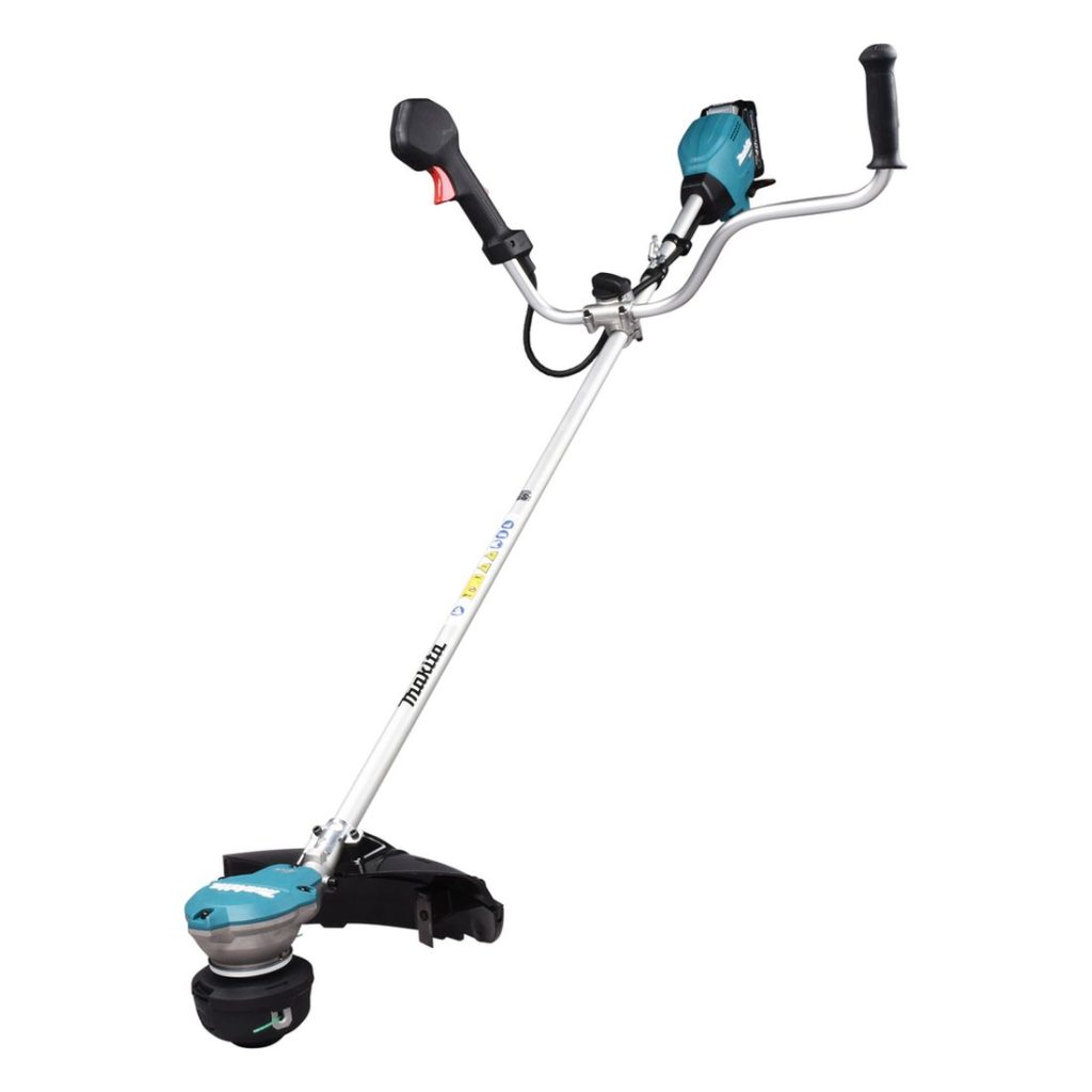 MAKITA Ruohoraivuri XGT. Kuvassa Ruohoraivuri XGT oikealta etuviistosta.