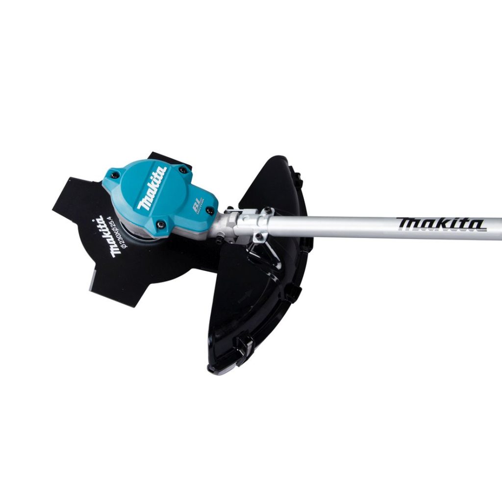 MAKITA Ruohoraivuri XGT. Lähikuvassa Ruohoraivuri XGT:n 4-lapainen ruohoterä vasemmalta yläviistosta.