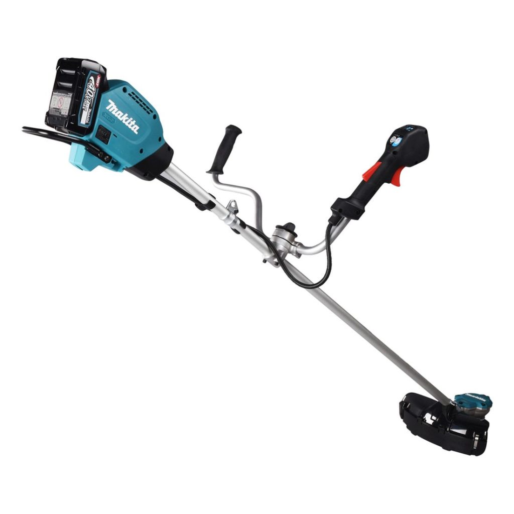 MAKITA Ruohoraivuri XGT. Kuvassa Ruohoraivuri XGT oikealta takayläviistosta.