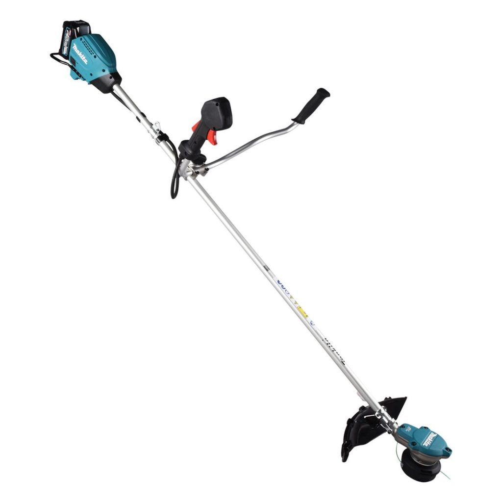 MAKITA Ruohoraivuri XGT. Kuvassa Ruohoraivuri XGT vasemmalta etuyläviistosta.