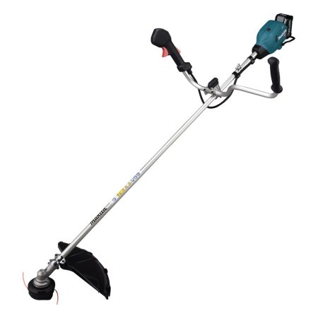 MAKITA Ruohoraivuri XGT. Kuvassa Ruohoraivuri XGT oikealta etuyläviistosta.