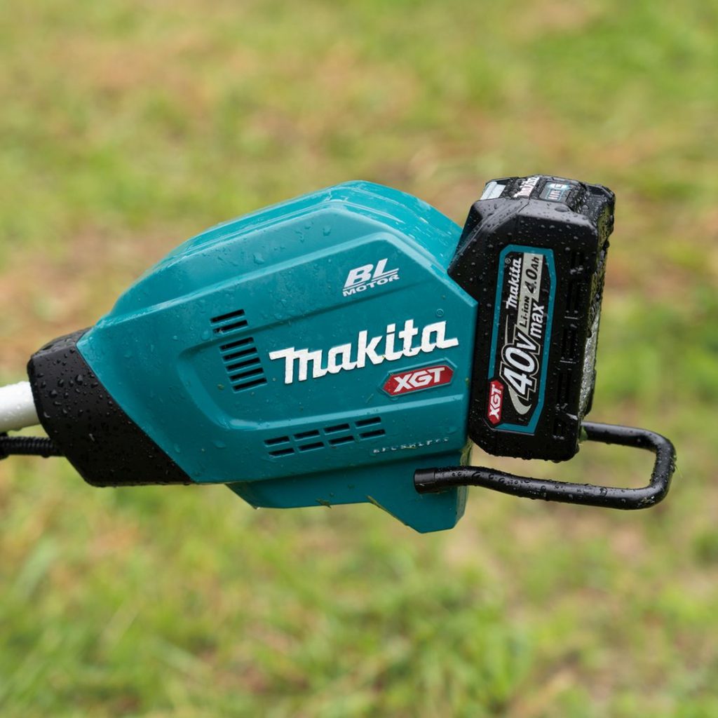 MAKITA Ruohoraivuri XGT. Lähikuvassa akku kiinnitettynä Ruohoraivuri XGT:hen.