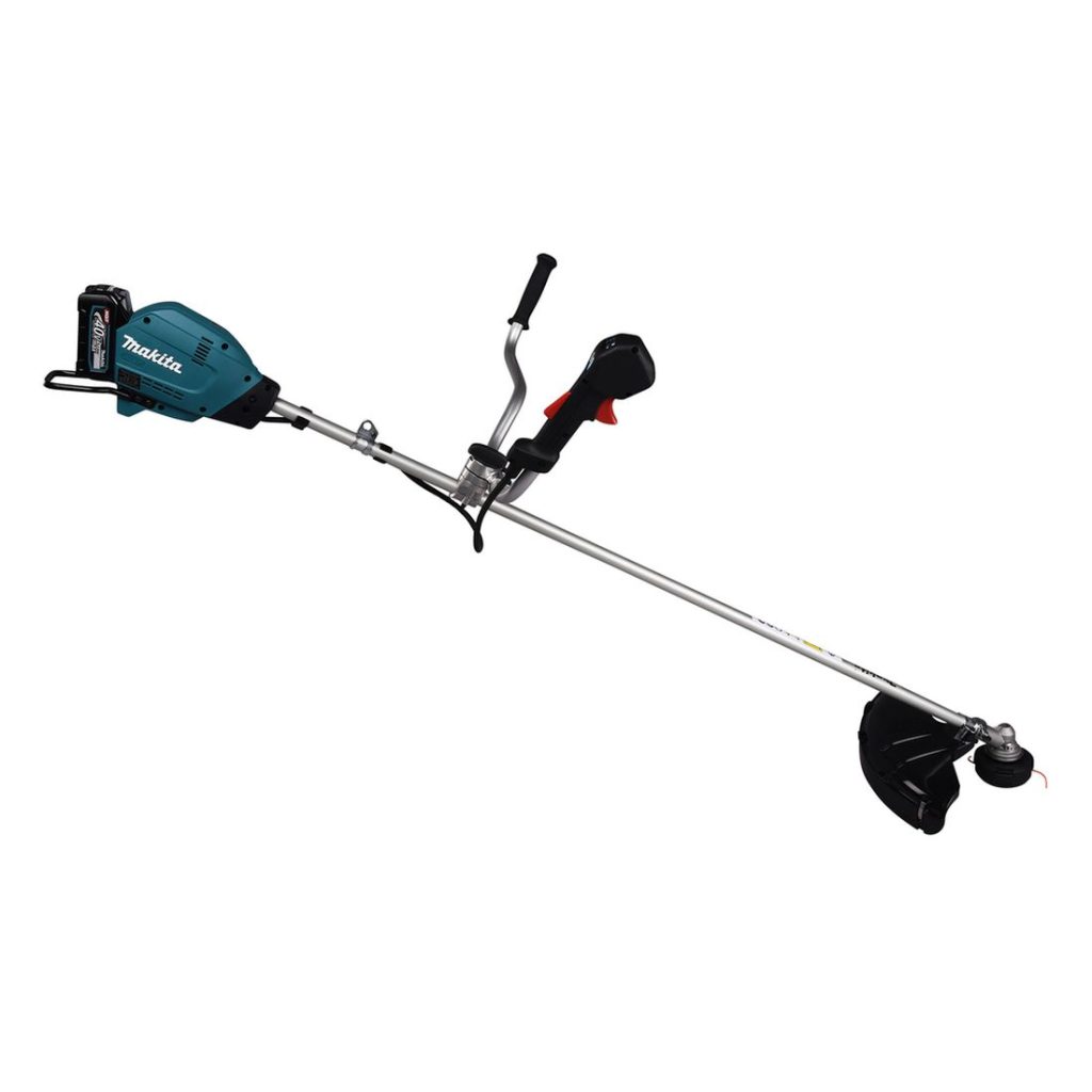 MAKITA Ruohoraivuri XGT. Kuvassa Ruohoraivuri XGT oikealta sivustapäin.