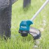 MAKITA Ruohotrimmeri CXT. Lähikuvassa henkilö trimmaamassa nurmikkoa aidan tolpan vierestä Ruohotrimmeri CXT:n avulla.