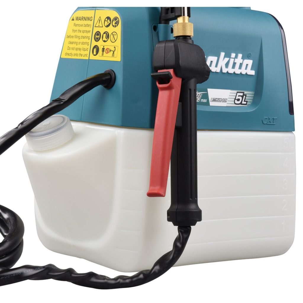MAKITA Puutarharuisku CXT. Lähikuvassa Puutarharuisku CXT:n ruiskutussuuttimen kahva.