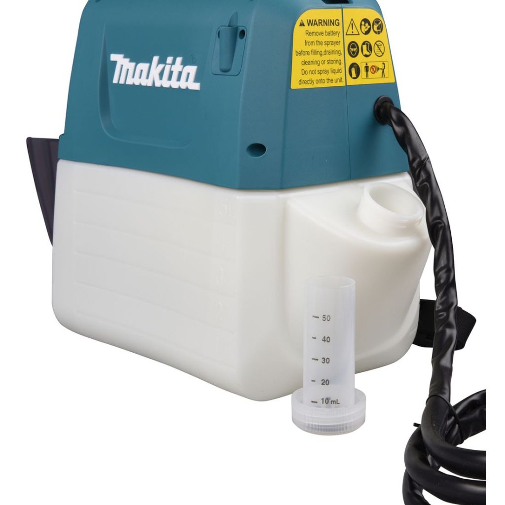 MAKITA Puutarharuisku CXT. Lähikuvassa Puutarharuisku CXT:n säiliö ja säiliön korkki, jossa mitta-asteikko vasemmalta etuviistosta.