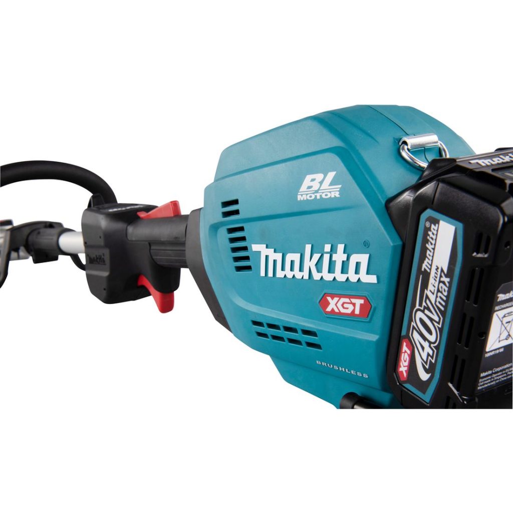 MAKITA Puutarhan monitoimikone XGT. Lähikuvassa Puutarhan monitoimikone XGT:n moottori vasemmalta takaviistosta.