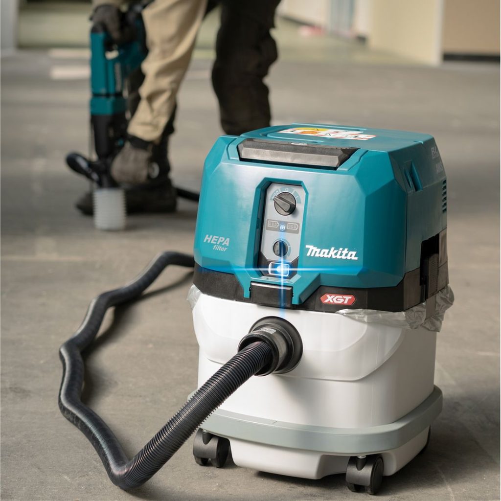 MAKITA Kuivaimuri XGT. Kuvassa Kuivaimuri XGT rakennustyömaalla.