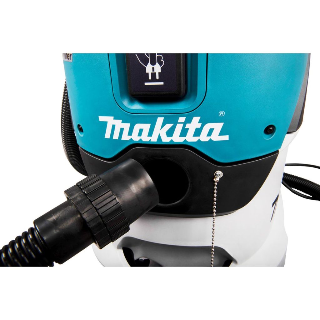 MAKITA Märkä- / kuivaimuri. Lähikuvassa imuletkua kiinnitetään Märkä- / kuivaimuriin.