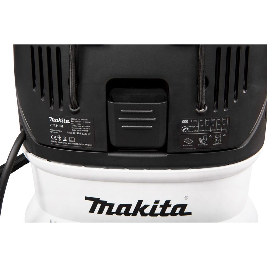 MAKITA Märkä- / kuivaimuri. Lähikuvassa Märkä- / kuivaimurin säiliön lukitus.