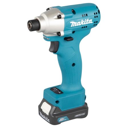 MAKITA Iskevä ruuvinväännin CXT. Kuvassa Iskevä ruuvinväännin CXT oikealta etuyläviistosta.