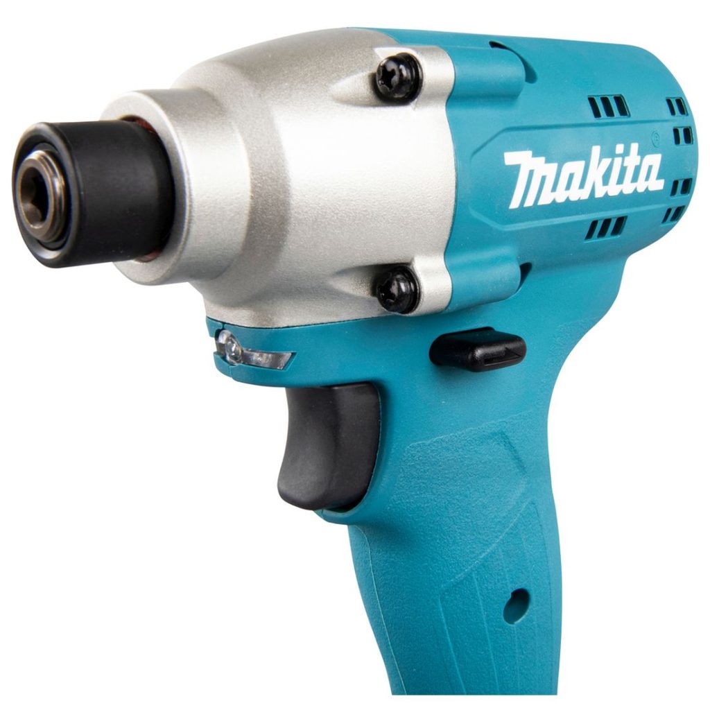 MAKITA Iskevä ruuvinväännin CXT. Lähikuvassa Iskevä ruuvinväännin CXT oikealta etuviistosta.