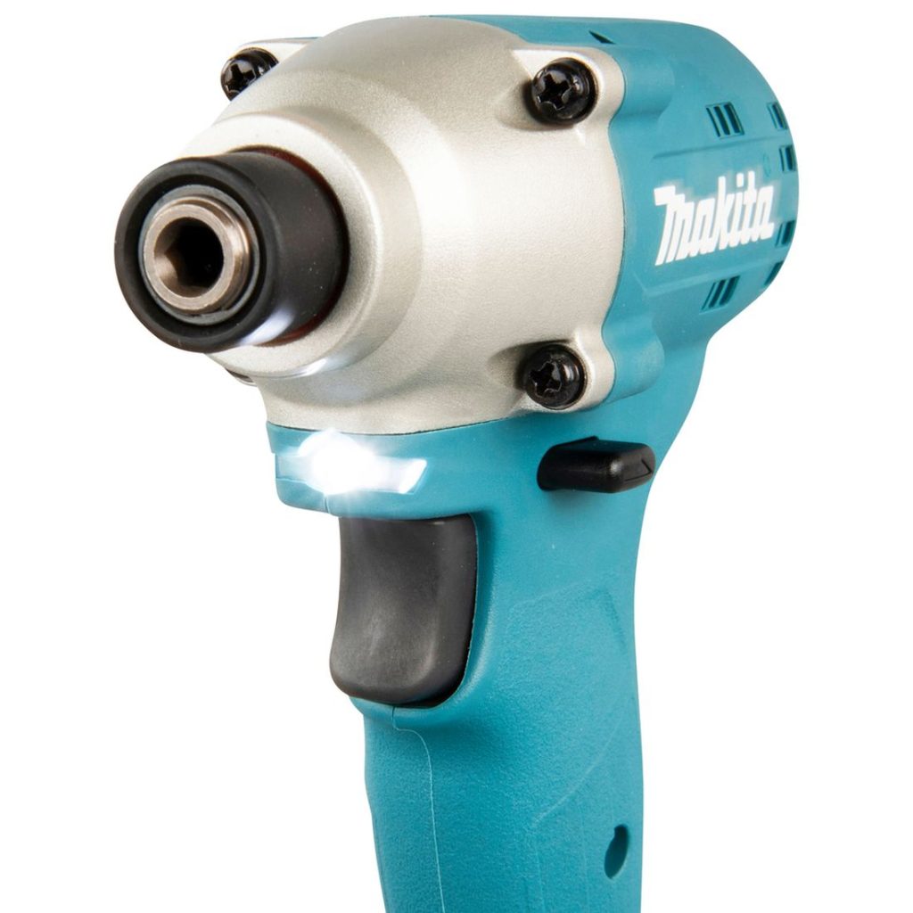 MAKITA Iskevä ruuvinväännin CXT. Lähikuvassa Iskevä ruuvinväännin CXT oikealta etuviistosta LED-valo päällä.