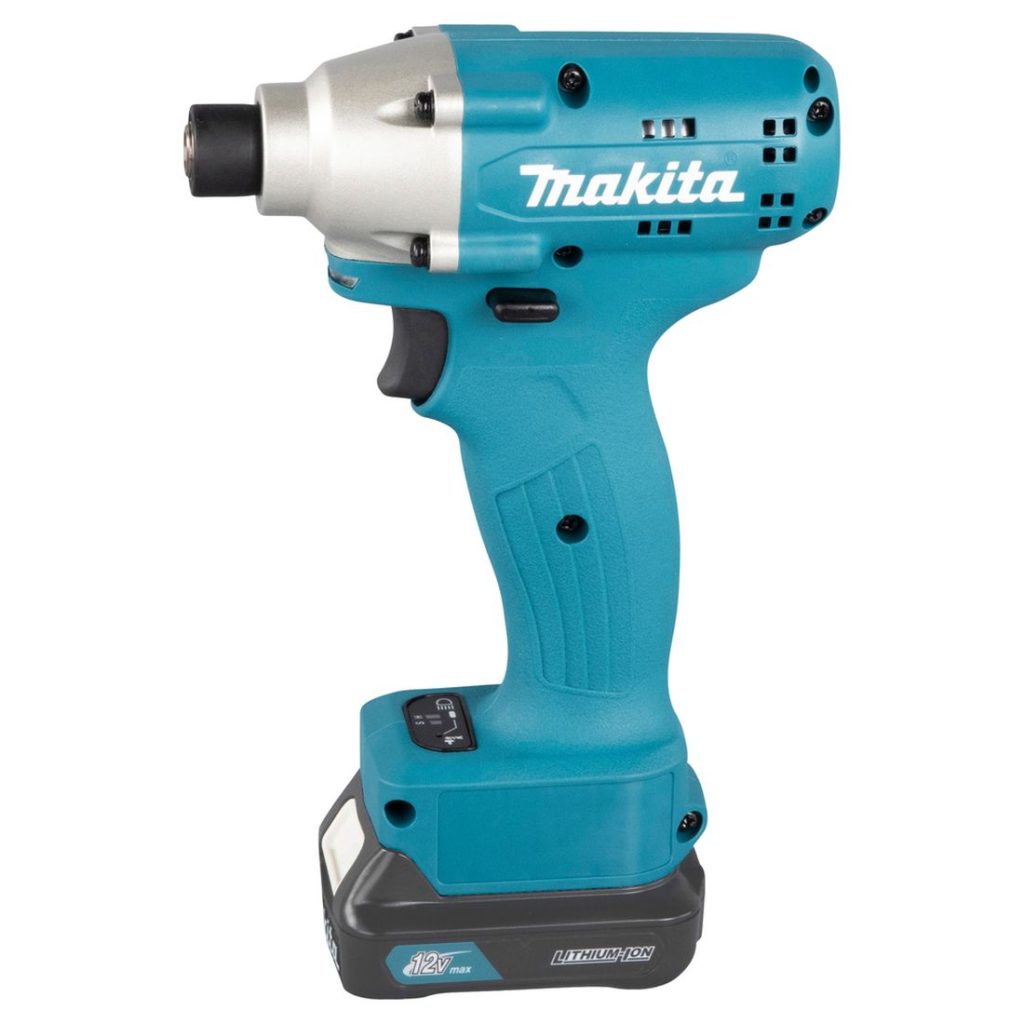 MAKITA Iskevä ruuvinväännin CXT. Kuvassa Iskevä ruuvinväännin CXT vasemmalta sivustapäin yläviistosta.