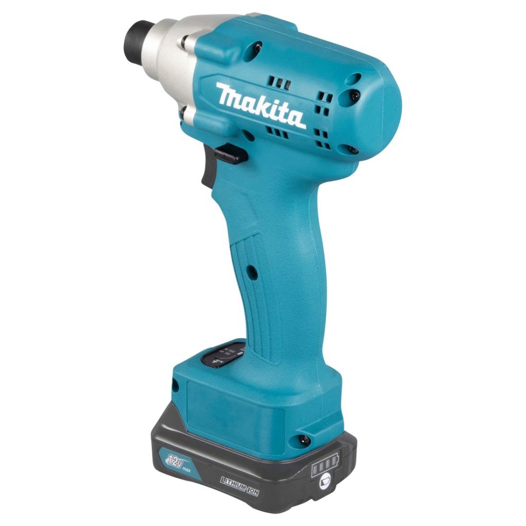 MAKITA Iskevä ruuvinväännin CXT. Kuvassa Iskevä ruuvinväännin CXT vasemmalta takayläviistosta.