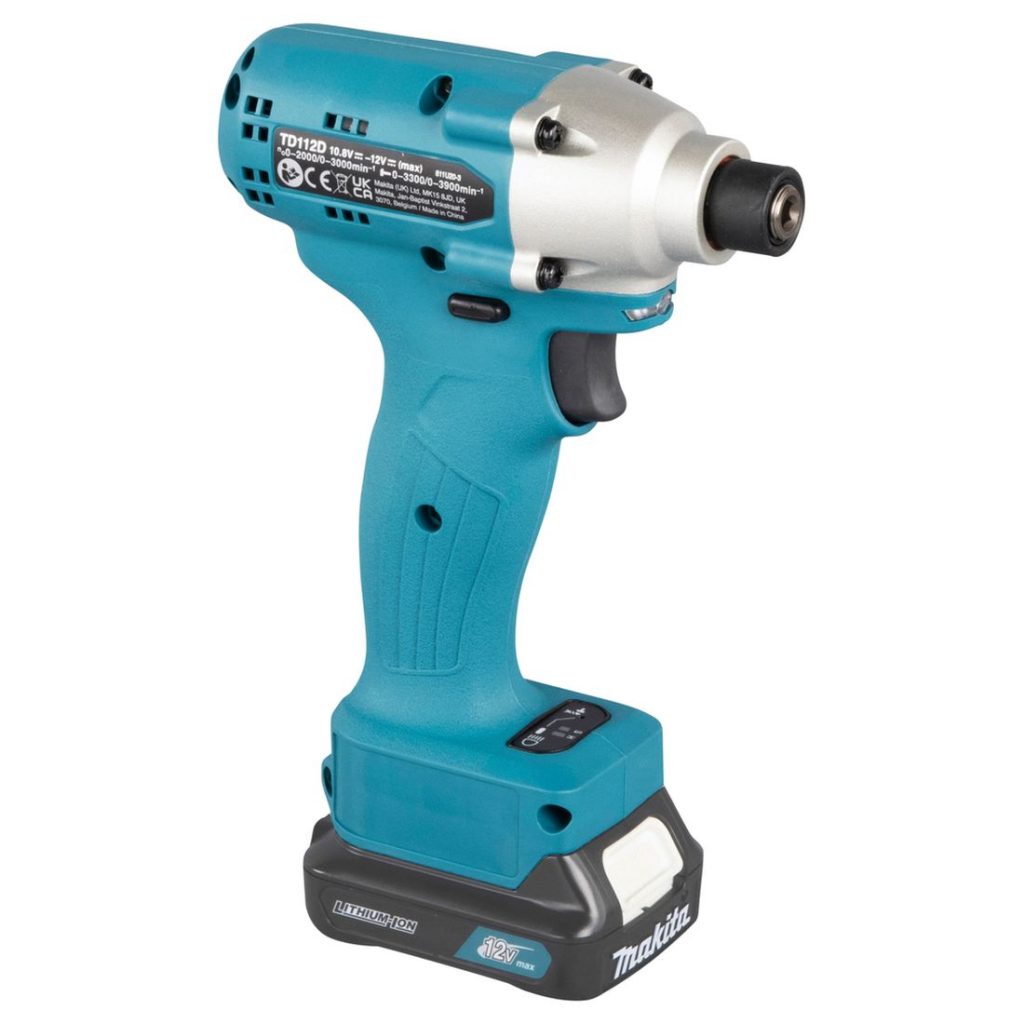 MAKITA Iskevä ruuvinväännin CXT. Kuvassa Iskevä ruuvinväännin CXT vasemmalta etuyläviistosta.