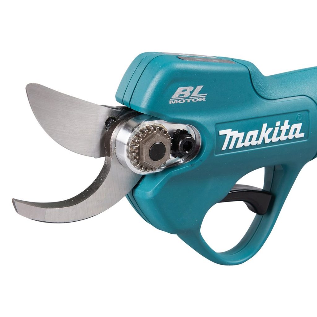 MAKITA Oksasakset CXT. Lähikuvassa Oksasakset CXT:n katkaisuterät.