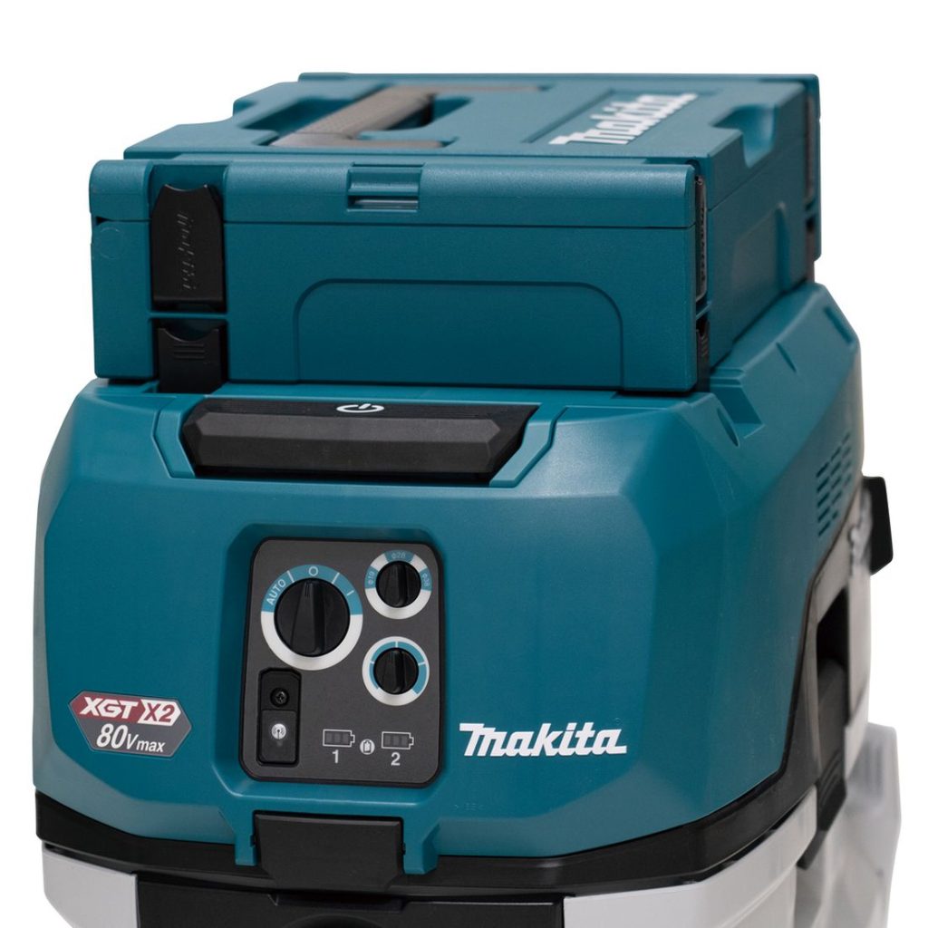 MAKITA Märkä- / kuivaimuri XGT VC006GMZ01. Lähikuvassa MakPac salkku märkä-/kuivaimurin päällä.