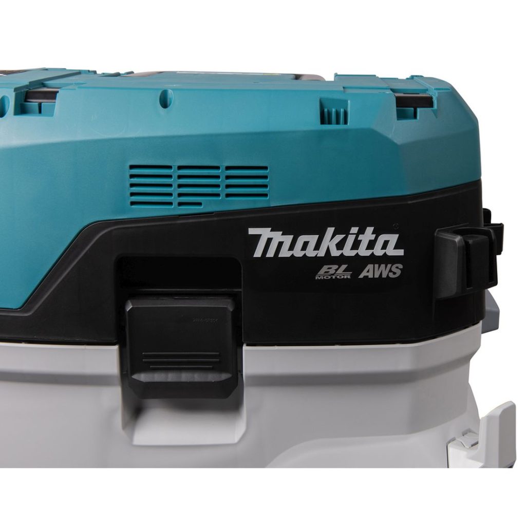 MAKITA Märkä- / kuivaimuri XGT VC006GMZ01. Lähikuvassa märkä-/kuivaimurin kannen lukitusvipu.