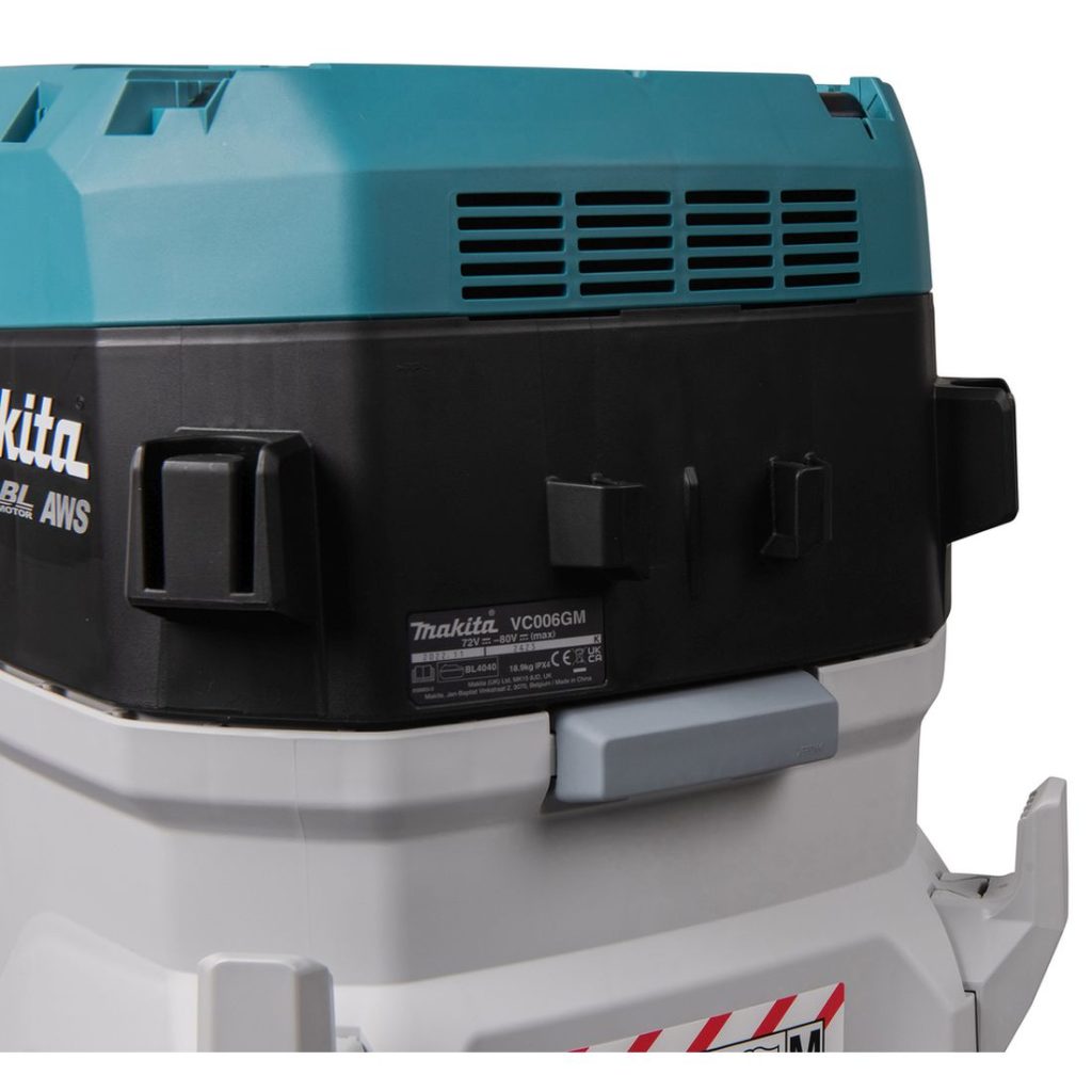 MAKITA Märkä- / kuivaimuri XGT VC006GMZ01. Lähikuvassa märkä-/kuivaimurin tarvikkeiden pidikkeet.