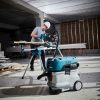 MAKITA Märkä- / kuivaimuri XGT VC006GMZ01. Kuvassa henkilö katkaisemassa lankkua juurisahalla märkä-/kuivaimuri yhdistettynä jiirisahaan.