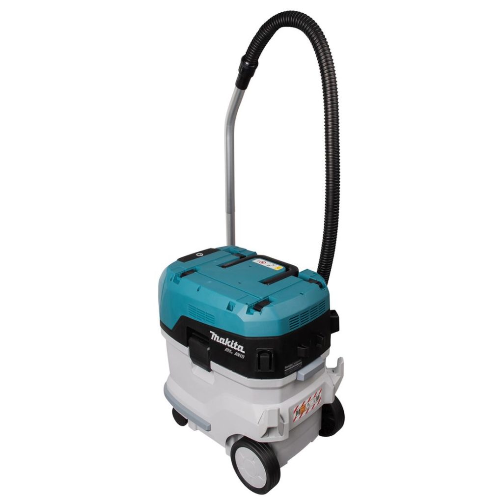 MAKITA Märkä- / kuivaimuri XGT VC006GMZ01. Kuvassa märkä-/kuivaimuri vasemmalta takayläviistosta.