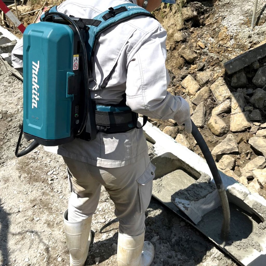 MAKITA Betonitärytin. Kuvassa henkilö käyttämässä betonitärytintä valutöissä.