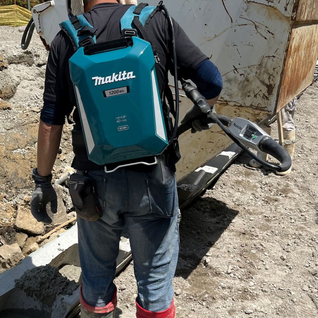 MAKITA Betonitärytin. Kuvassa henkilö käyttämässä betonitärytintä valutöissä.