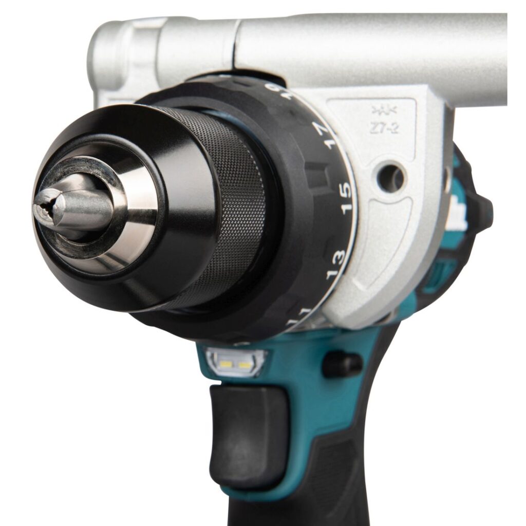 MAKITA Porakone LXT. Lähikuvassa porakone LXT:n istukka oikealta etuviistosta.