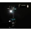 MAKITA Porakone LXT. Kuvassa porakone LXT pimeässä LED-valo päällä oikealta etuyläviistosta.