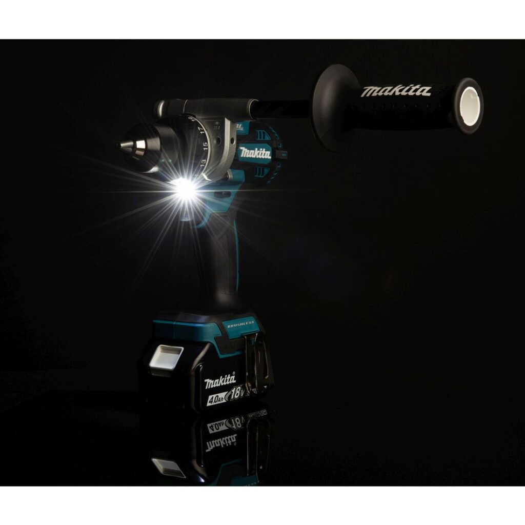 MAKITA Porakone LXT. Kuvassa porakone LXT pimeässä LED-valo päällä oikealta etuyläviistosta.