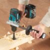 MAKITA Porakone LXT. Kuvassa henkilö poraamassa runkopuuhun reikää porakone LXT:n avulla.