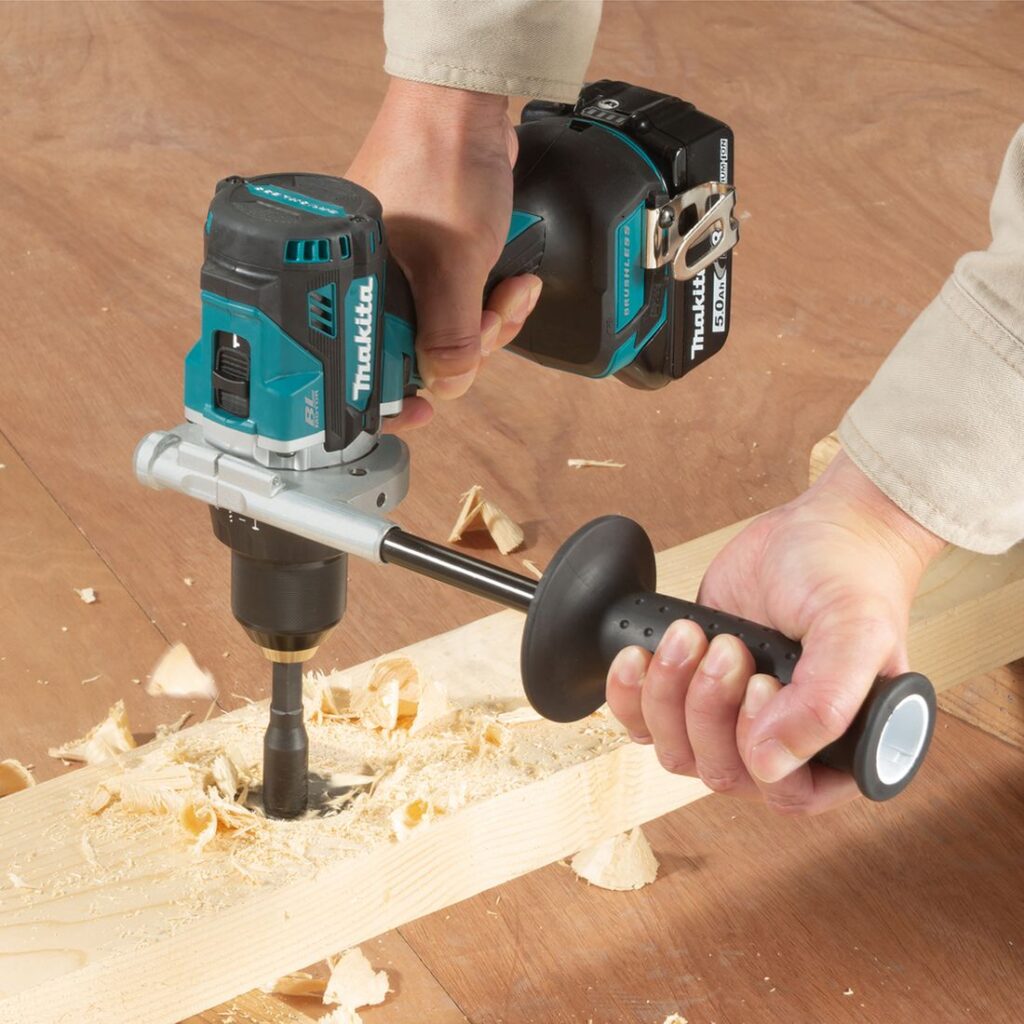 MAKITA Porakone LXT. Kuvassa henkilö poraamassa runkopuuhun reikää porakone LXT:n avulla.