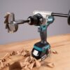 MAKITA Porakone LXT. Kuvassa porakone LXT oikealta etuyläviistosta työtason päällä reikäsahanterä kiinnitettynä porakoneeseen.