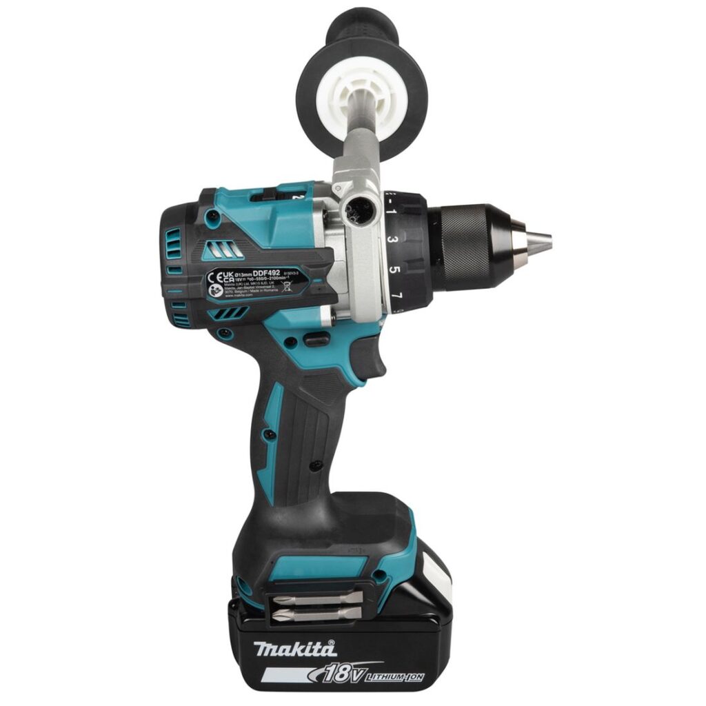 MAKITA Porakone LXT. Kuvassa porakone LXT oikealta sivustapäin yläviistosta.