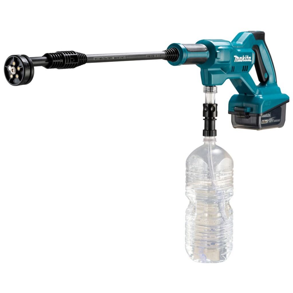 MAKITA Akkupainepesuri LXT. Kuvassa akkupainepesuri oikealta etuviistosta vesipullo kiinnitettynä.