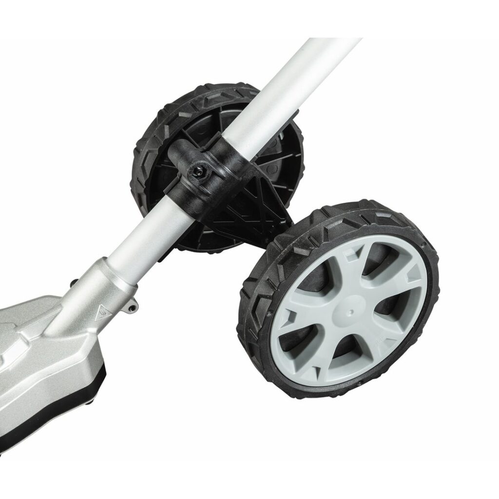 MAKITA Niittolisälaite 330 mm EN424MP. Lähikuvassa Niittolisälaite 330 mm EN424MP:n tukipyörä oikealta etuyläviistosta.