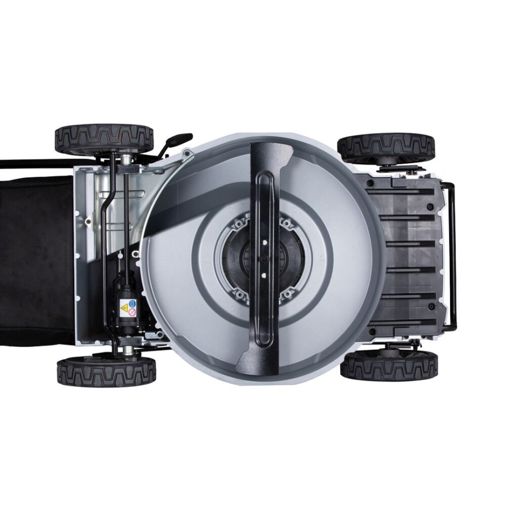 MAKITA Ruohonleikkurin terä 530 mm. Havainnekuvassa Ruohonleikkurin terä 530 mm asennettuna ruohonleikkuriin. Kuva ylhäältäpäin.