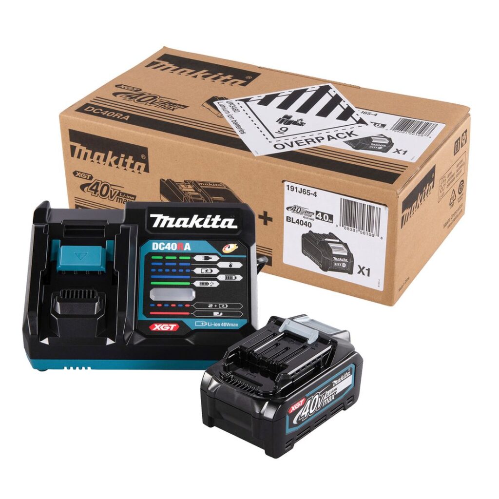 MAKITA PowerPack XGTÂ® 1x4,0Ah, DC40RA. Kuvassa PowerPack XGTÂ® 1x4,0Ah, DC40RA oikealta etuyläviistosta. Kuvassa laturi, akku ja myyntipakkaus.